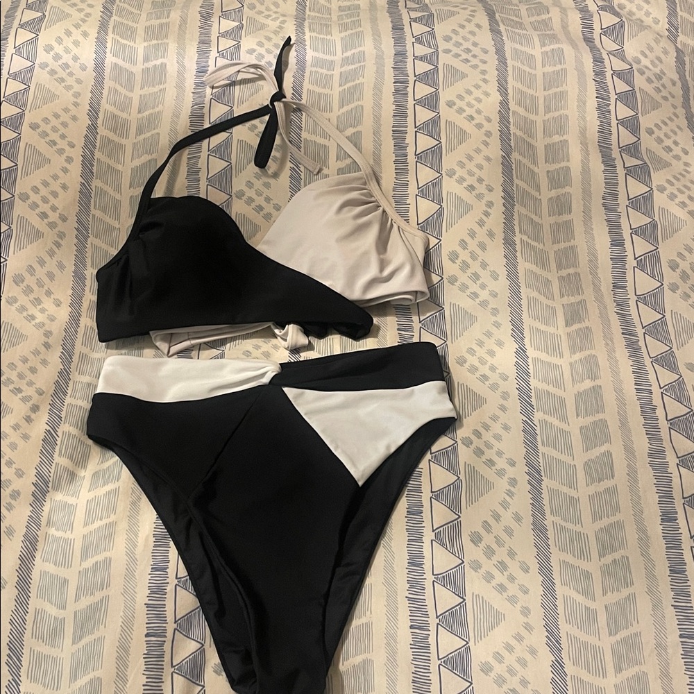 Black and White Bikini Set. Top Victoria’s Secret Bottoms Relleciga